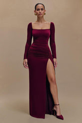 Burgunderrotes Etui Ballkleid aus Samt mit langen Ärmeln und Schlitz